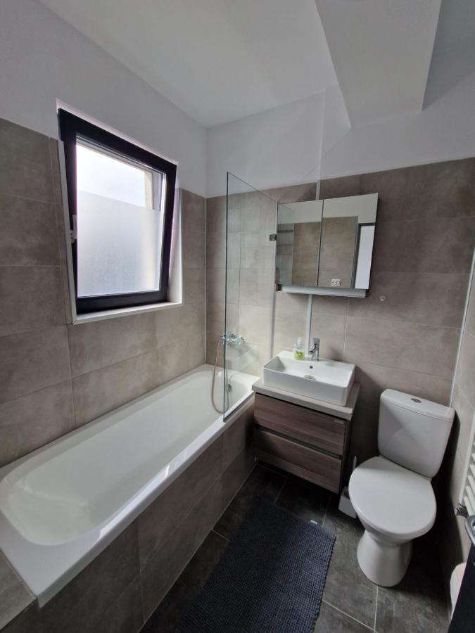 Cozy Near City Center, Parks&metro Alloggio in famiglia Bucarest